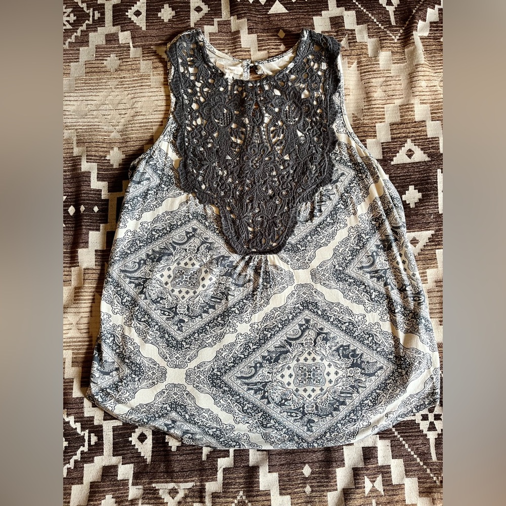 Patterned tank